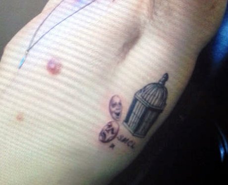 Harry Styles shows of new tattoos