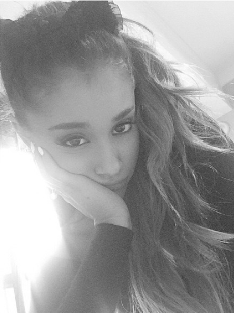 Let Me Take A Selfie Ariana Grande Looks Simply Stunning In This Black 