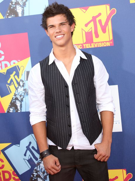 16 Pics Of Taylor Lautner's INSANE Body Transformation