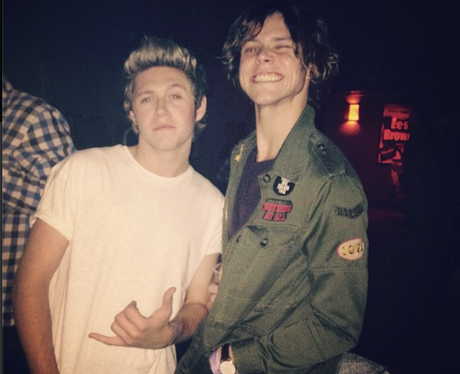 Rock on! 1D's Niall Horan and 5SOS' Ashton Irwin hang out at The 1975's ...